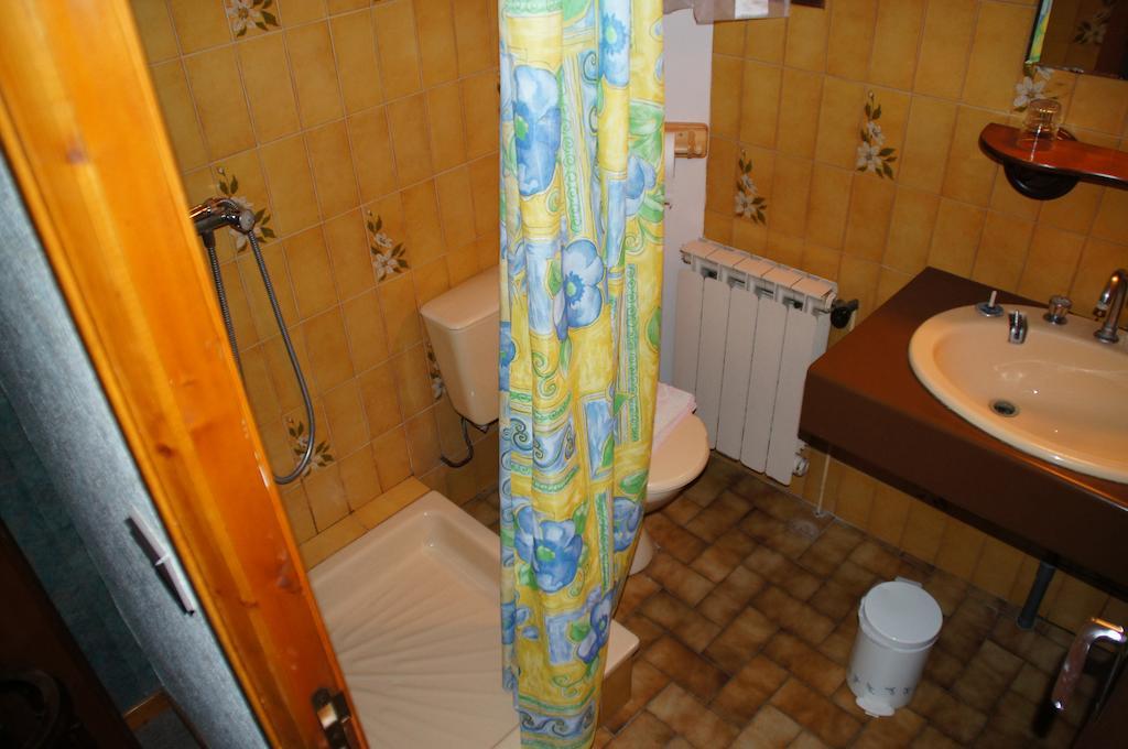 Le Relais Des Vaudois Hotel Freissinieres Habitación foto